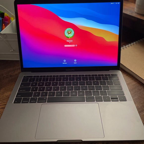 MacBook Pro (Thunderbolt 3) 2017 7th Gen - Picture 2 of 5